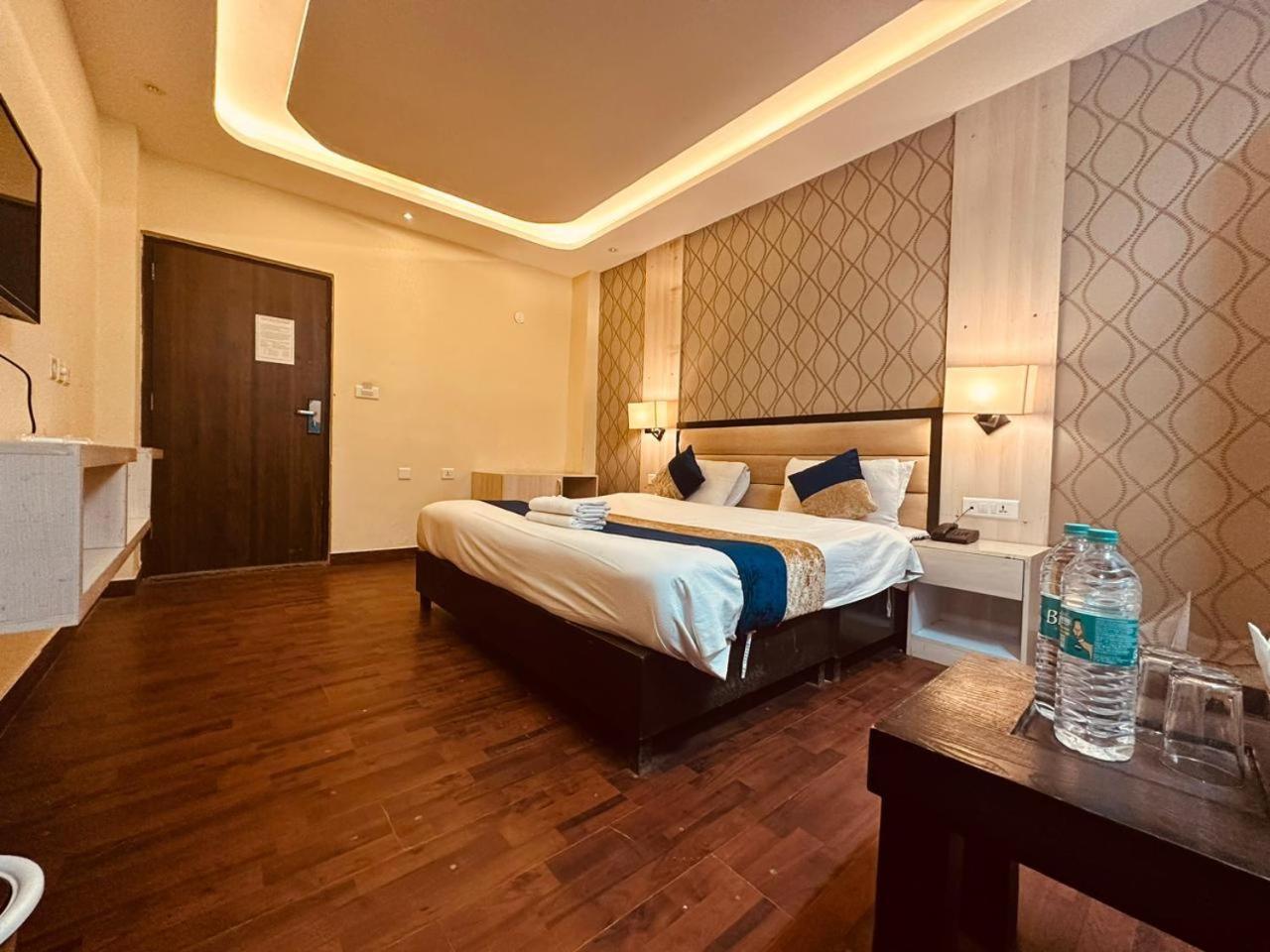 Hotel The Royal Majestic Mountain View Manāli Exterior foto